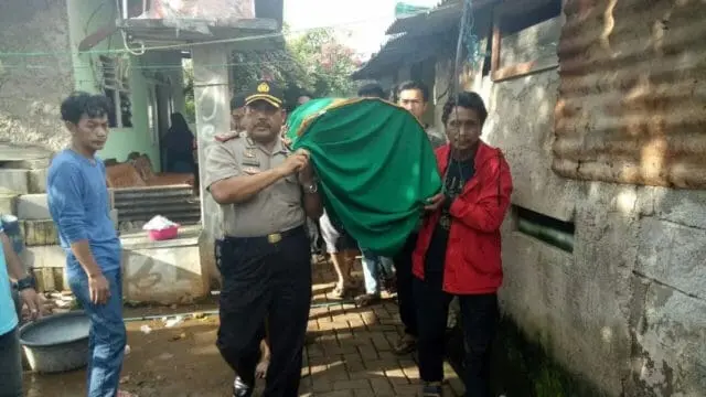 Kapolsek Karawaci Gotong Keranda Jenazah Korban Tenggelam di Tangerang Kota Kapolsek Karawaci Gotong Keranda Jenazah Korban Tenggelam di Tangerang Kota