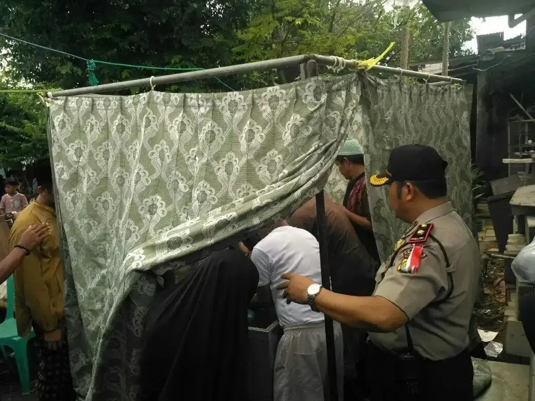Kapolsek Karawaci Gotong Keranda Jenazah Korban Tenggelam di Tangerang Kota