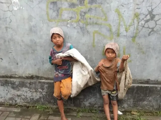 Dua Anak Ditelantarkan Ibunya Jadi Gelandangan di Kota Serang Dua Anak Ditelantarkan Ibunya Jadi Gelandangan di Kota Serang