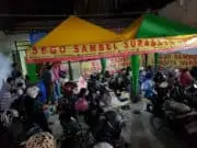 Sego Sambal Surabaya Iwak Pe, Ikan Pari Dengan Guyuran Sambal Yang Melimpah Sego Sambal Surabaya Iwak Pe, Ikan Pari Dengan Guyuran Sambal Yang Melimpah