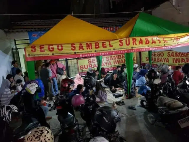 Sego Sambal Surabaya Iwak Pe, Ikan Pari Dengan Guyuran Sambal Yang Melimpah Sego Sambal Surabaya Iwak Pe, Ikan Pari Dengan Guyuran Sambal Yang Melimpah