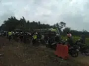 Truk Bermuatan Batu Terperosok di Galian Kabel PLN Jalur Legok Truk Bermuatan Batu Terperosok di Galian Kabel PLN Jalur Legok