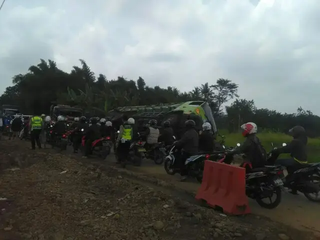 Truk Bermuatan Batu Terperosok di Galian Kabel PLN Jalur Legok Truk Bermuatan Batu Terperosok di Galian Kabel PLN Jalur Legok