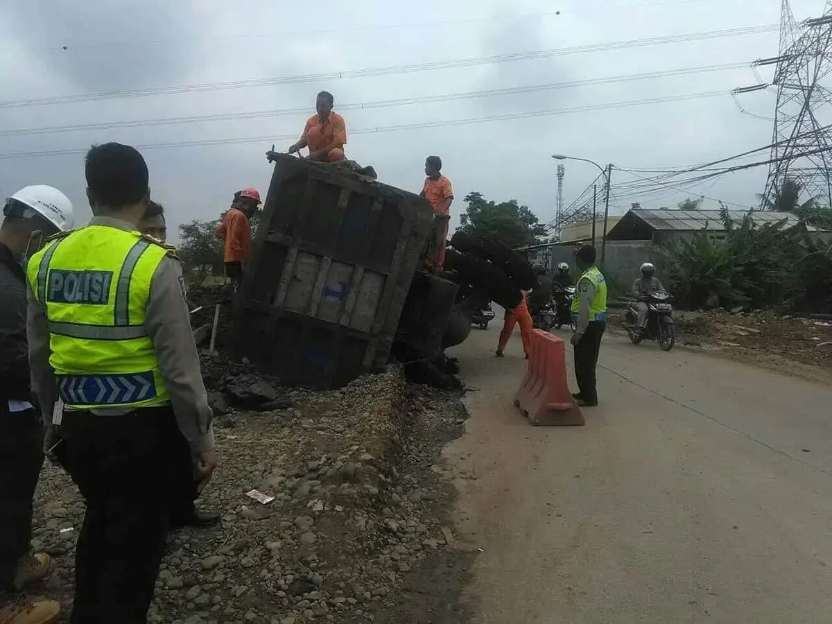 Truk Bermuatan Batu Terperosok di Galian Kabel PLN Jalur Legok Truk Bermuatan Batu Terperosok di Galian Kabel PLN Jalur Legok