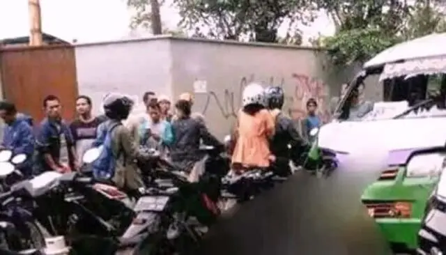 Sopir Angkot Tabrak Pengendara Motor di Curug Sopir Angkot Tabrak Pengendara Motor di Curug