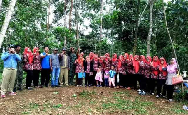 Manfaatkan Tanah Pekarangan, TP PKK Desa Warungbanten Gunakan Pupuk Alami Manfaatkan Tanah Pekarangan, TP PKK Desa Warungbanten Gunakan Pupuk Alami