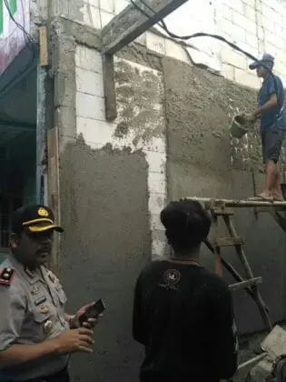 Kapolsek Karawaci Monitoring Pembangunan Program Bedah Rumah Milik Warga