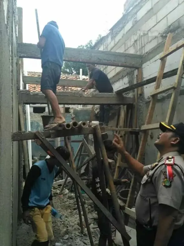 Kapolsek Karawaci Monitoring Pembangunan Program Bedah Rumah Milik Warga Kapolsek Karawaci Monitoring Pembangunan Program Bedah Rumah Milik Warga