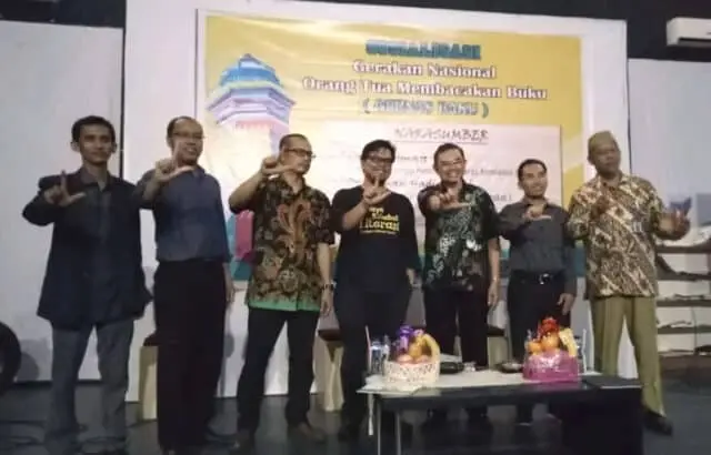 Sosialisasi Gernas Baku di Rumah Dunia Dihadiri Pegiat Literasi Banten Sosialisasi Gernas Baku di Rumah Dunia Dihadiri Pegiat Literasi Banten