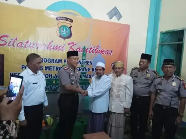 Nasihat Kapolres Metro Tangerang Kota untuk Santri Ponpes Darussalam Litarbiyatil Islamiyah Nasihat Kapolres Metro Tangerang Kota untuk Santri Ponpes Darussalam Litarbiyatil Islamiyah