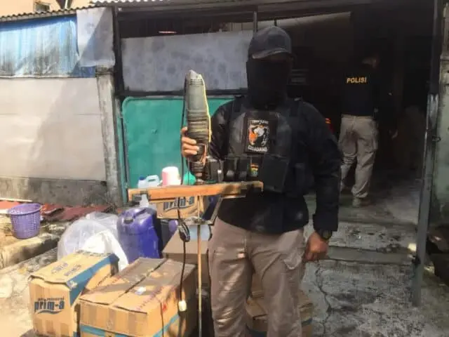Tim Elang Cisadane Polres Metro Tangerang Kota Gerebek Rumah Produksi Ciu di Sepatan Tim Elang Cisadane Polres Metro Tangerang Kota Gerebek Rumah Produksi Ciu di Sepatan