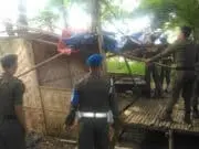 Tim Paku Bumi Bongkar Bangunan Liar yang Disinyalir Tempat Mangkal PSK Tim Paku Bumi Bongkar Bangunan Liar yang Disinyalir Tempat Mangkal PSK