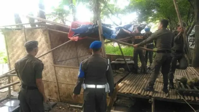 Tim Paku Bumi Bongkar Bangunan Liar yang Disinyalir Tempat Mangkal PSK Tim Paku Bumi Bongkar Bangunan Liar yang Disinyalir Tempat Mangkal PSK