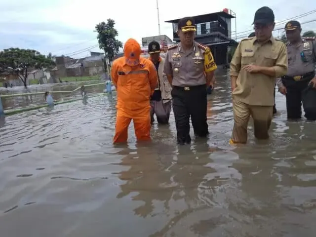 Kapolres Metro Tangerang Kota Tinjau Lokasi Banjir Periuk Kapolres Metro Tangerang Kota Tinjau Lokasi Banjir Periuk