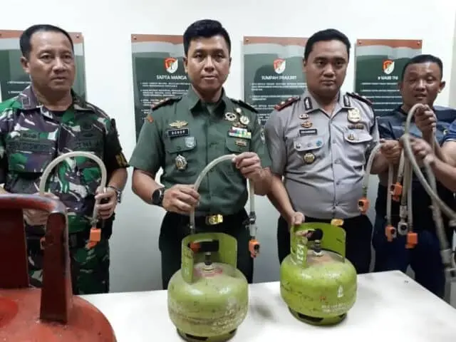 KODIM 0506/Tangerang Gerebek Gudang Oplosan GAS Elpiji di Serpong KODIM 0506/Tangerang Gerebek Gudang Oplosan GAS Elpiji di Serpong