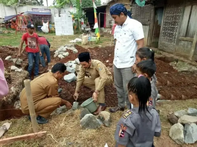 Warga Sambut Gembira Peletakan Batu Pertama Pembangunan RKB PAUD PENA Warga Sambut Gembira Peletakan Batu Pertama Pembangunan RKB PAUD PENA