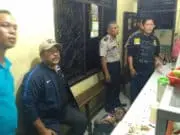 Kapolsek Karawaci Evakuasi Mayat Di Dalam Rumah Makan Sederhana Kapolsek Karawaci Evakuasi Mayat Di Dalam Rumah Makan Sederhana