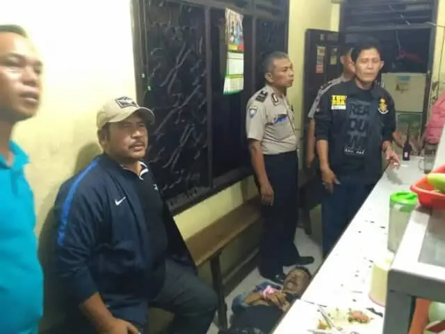 Kapolsek Karawaci Evakuasi Mayat Di Dalam Rumah Makan Sederhana Kapolsek Karawaci Evakuasi Mayat Di Dalam Rumah Makan Sederhana