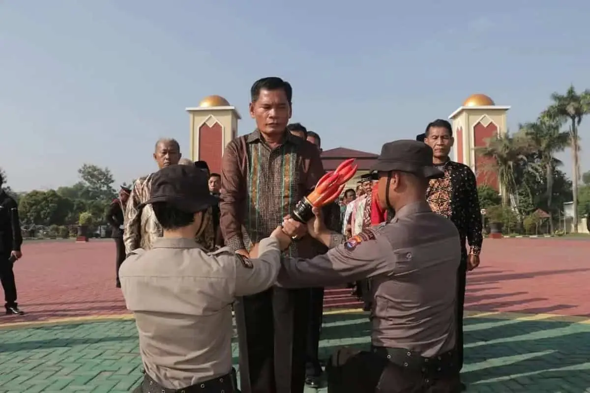 Lepas Purna Bakti Polri di Polda Banten Dihiasi Tradisi Pedang Pora Lepas Purna Bakti Polri di Polda Banten Dihiasi Tradisi Pedang Pora