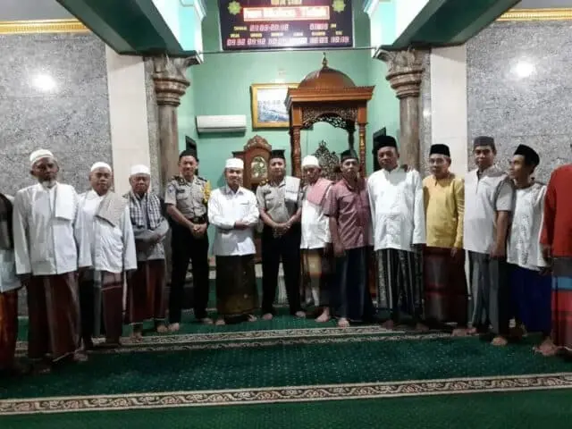 Kapolsek Batuceper Ajak Anggota Polisi Shalat Shubuh Berjamaah Kapolsek Batuceper Ajak Anggota Polisi Shalat Shubuh Berjamaah