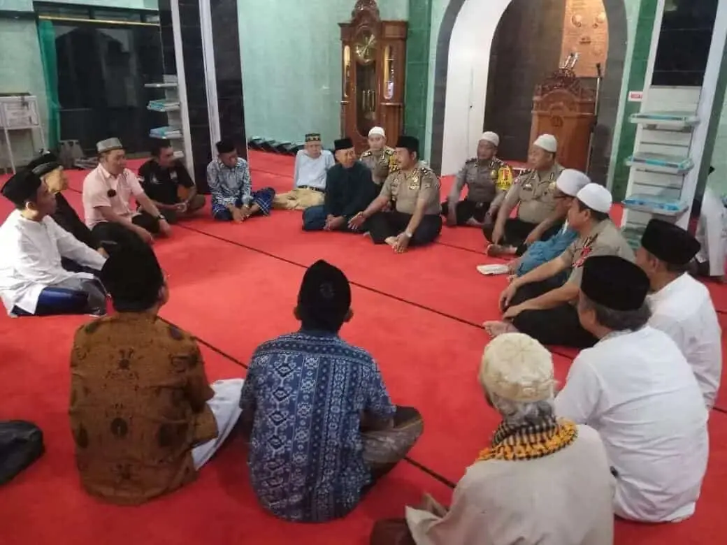 Kapolsek Karawaci Melaksanakan Giat Shubuh Keliling ke Masjid Al Muhajirin Kapolsek Karawaci Melaksanakan Giat Shubuh Keliling ke Masjid Al Muhajirin