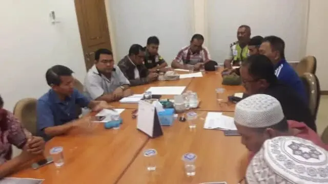 Bahas Masalah Portal Jalan, Kapolsub Sektor Palem Semi Bersama Babinsa Hadiri Pertemuan Warga Bahas Masalah Portal Jalan, Kapolsub Sektor Palem Semi Bersama Babinsa Hadiri Pertemuan Warga