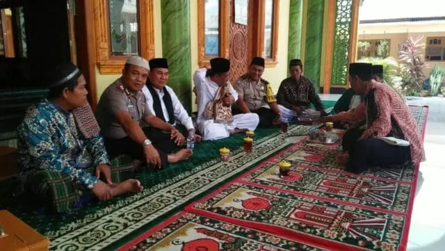Wakapolsek Neglasari Berbaur Bersama Warga Dalam Program Shalat Jumat Keliling