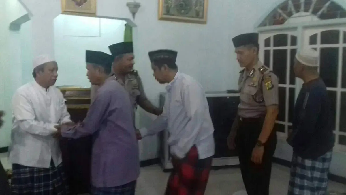 Kapolsek Jatiuwung Laksanakan Sholat Subuh Keliling Sosialisasikan Pesan Kamtibmas