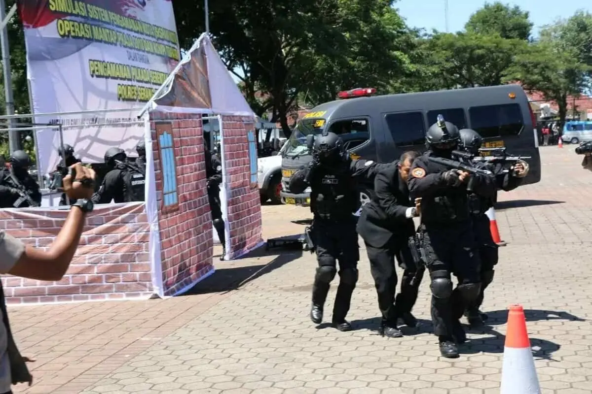 Kapolda Banten Beri Apresiasi Latihan Tripatra Sispam Kota Serang Kapolda Banten Beri Apresiasi Latihan Tripatra Sispam Kota Serang