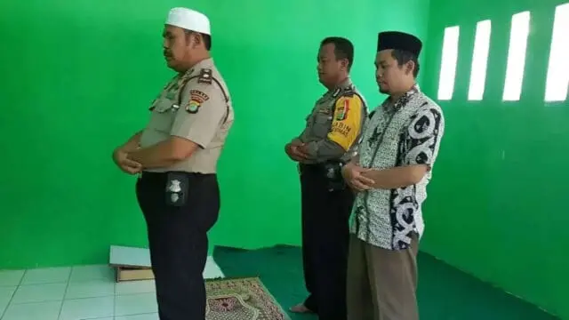 Kapolsek Karawaci Sholat Dzuhur Berjamaah Bersama Warga Kapolsek Karawaci Sholat Dzuhur Berjamaah Bersama Warga