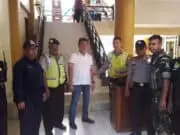 Polisi Subsektor Palem Semi Bersama Babinsa Amankan Paskah di Gereja Santo Agustinus Polisi Subsektor Palem Semi Bersama Babinsa Amankan Paskah di Gereja Santo Agustinus