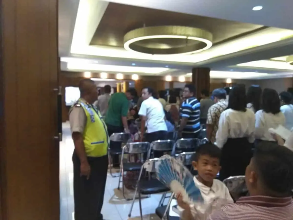 Polisi Subsektor Palem Semi Bersama Babinsa Amankan Paskah di Gereja Santo Agustinus