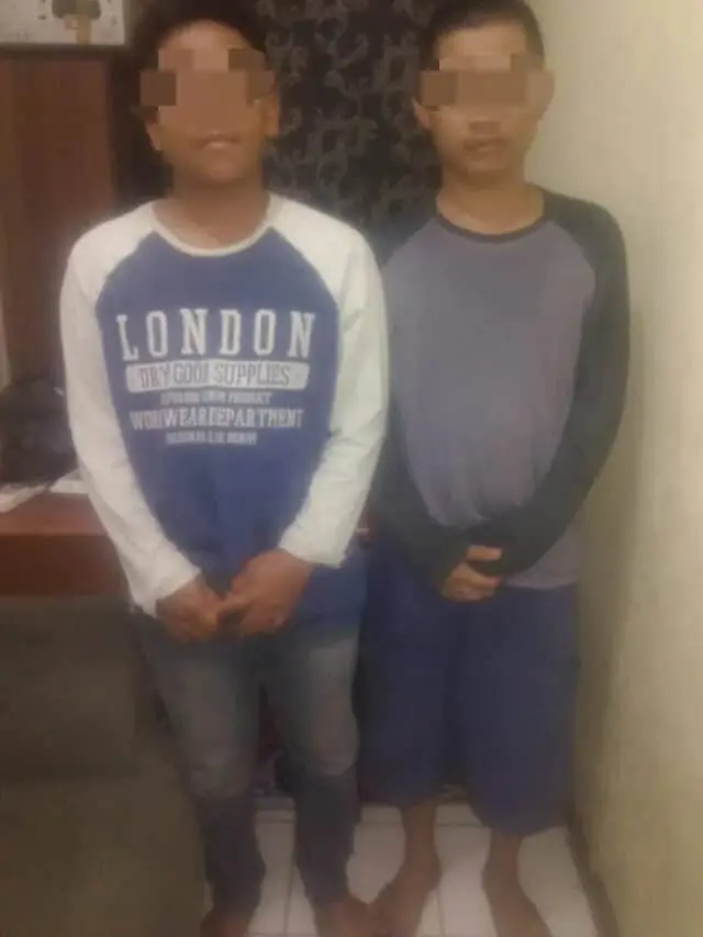 Dua Pemuda Digelandang ke Polsek Batu Ceper Karena Kedapatan Menyimpan Narkoba Jenis Sabu Dua Pemuda Digelandang ke Polsek Batu Ceper Karena Kedapatan Menyimpan Narkoba Jenis Sabu