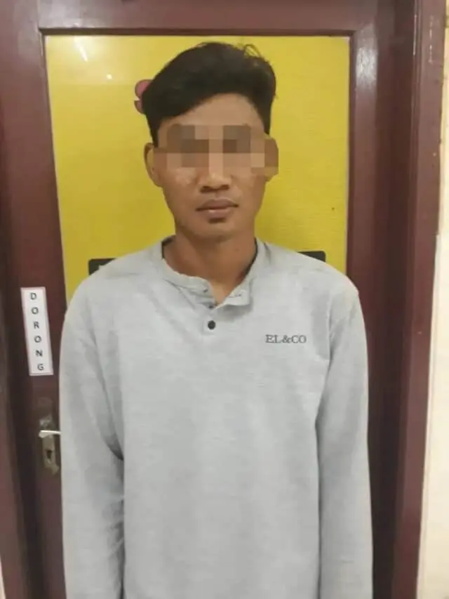 Pencuri HP Bertekuk Lutut, Digelandang Polisi Polres Tangerang Selatan Pencuri HP Bertekuk Lutut, Digelandang Polisi Polres Tangerang Selatan
