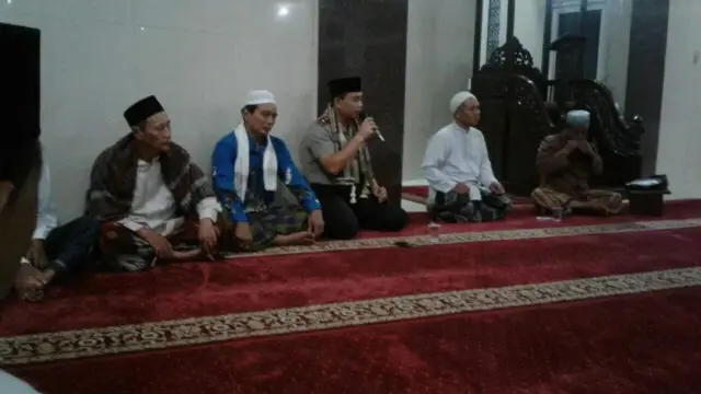 Sholat Subuh Berjamaah, Kapolsek Batu Ceper Ajak Masyarakat Jaga Kondusivitas Jelang Pilkada Walikota dan Wakil Walikota Tangerang 2018 Sholat Subuh Berjamaah, Kapolsek Batu Ceper Ajak Masyarakat Jaga Kondusivitas Jelang Pilkada Walikota dan Wakil Walikota Tangerang 2018