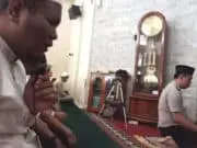 Beri Teladan pada Anggota, Kapolsek Kembangan Kumandangkan Azan dan Imam Sholat Beri Teladan pada Anggota, Kapolsek Kembangan Kumandangkan Azan dan Imam Sholat