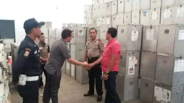 Kapolsek Batuceper Tinjau Keamanan Gudang Penyimpanan Kotak dan Bilik Suara Pilkada Kota Tangerang 2018 Kapolsek Batuceper Tinjau Keamanan Gudang Penyimpanan Kotak dan Bilik Suara Pilkada Kota Tangerang 2018