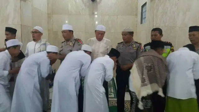 Kompol Ubaidillah Kunjungi Ulama dan Santri Sebelum Pindah Tugas dari Kapolsek Neglasari ke Polsek Benda Kompol Ubaidillah Kunjungi Ulama dan Santri Sebelum Pindah Tugas dari Kapolsek Neglasari ke Polsek Benda