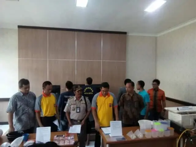 Polda Banten Tangkap Pelaku Penjual Babby Lobster Senilai Rp.600 Juta Polda Banten Tangkap Pelaku Penjual Babby Lobster Senilai Rp.600 Juta
