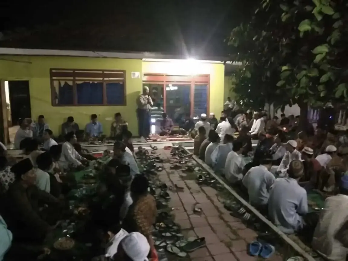 Wujudkan Program Polsantren, Aiptu Pamuk Berbaur Dengan Warga Sampaikan Pesan Bhabinkamtibmas