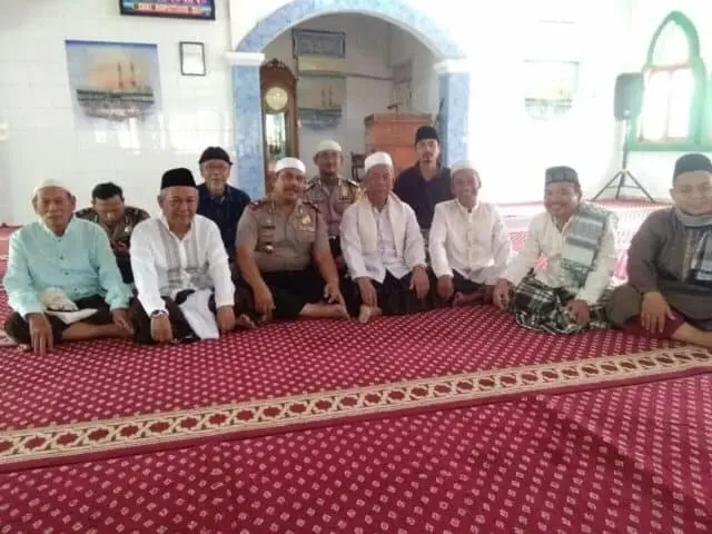 Kapolsek Karawaci Ajak Warga Jalin Komunikasi dan Jaga Kerukunan Antar Umat Kapolsek Karawaci Ajak Warga Jalin Komunikasi dan Jaga Kerukunan Antar Umat