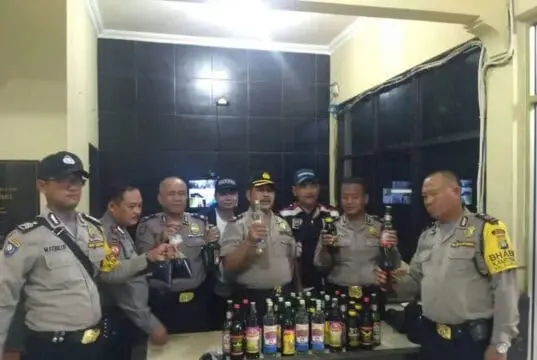 Gelar Operasi Cipta Kondisi, Polsek Karawaci Sita Puluhan Botol Miras