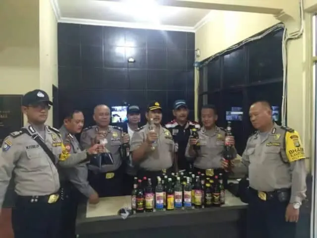 Gelar Operasi Cipta Kondisi, Polsek Karawaci Sita Puluhan Botol Miras Gelar Operasi Cipta Kondisi, Polsek Karawaci Sita Puluhan Botol Miras