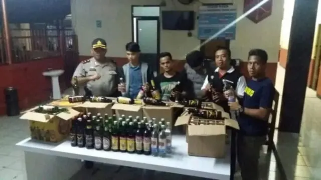 Polsek Benda Amankan Belasan Dus Minuman Keras dari Warung Jamu Polsek Benda Amankan Belasan Dus Minuman Keras dari Warung Jamu