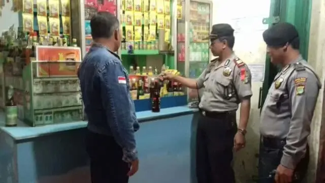 Polsek Batu Ceper Beri Sangsi Pedagang yang Bandel Jual Minuman Keras Polsek Batu Ceper Beri Sangsi Pedagang yang Bandel Jual Minuman Keras
