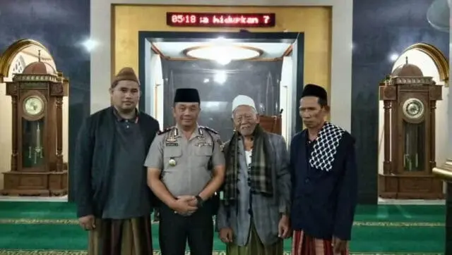 Sholat Subuh Berjamaah, Kapolsek Ciledug: “Peran Masyarakat Sangat Penting CIptakan Kamtibmas” Sholat Subuh Berjamaah, Kapolsek Ciledug: “Peran Masyarakat Sangat Penting CIptakan Kamtibmas”