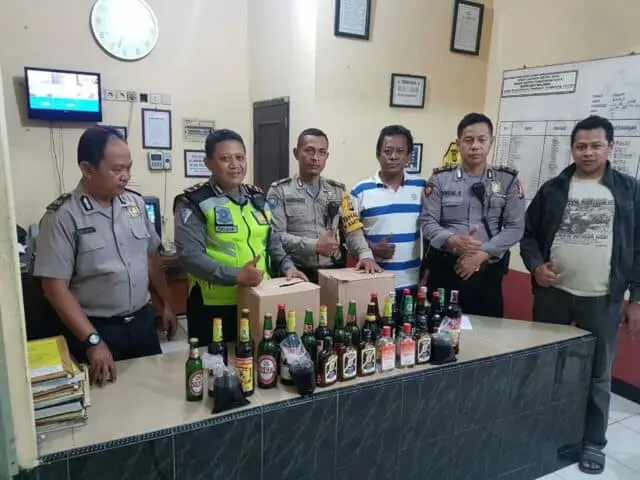 Gelar Oprasi Cipkon, Polsek Neglasari Sita Puluhan Botol Miras Gelar Oprasi Cipkon, Polsek Neglasari Sita Puluhan Botol Miras