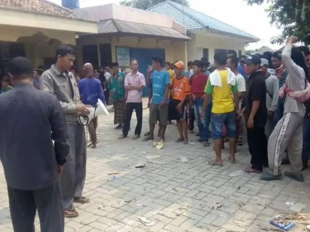 Diduga Manipulasi Tanah Wakaf Kades Sujung Digeruduk Warga Diduga Manipulasi Tanah Wakaf Kades Sujung Digeruduk Warga