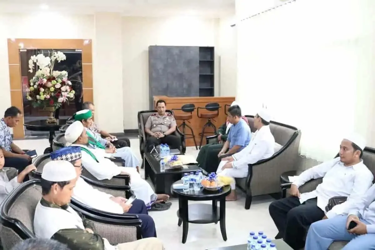 Terkait Isu Penodaan Agama, Ulama Banten Kunjungi Mapolda Banten Deklarasikan Anti Hoax Terkait Isu Penodaan Agama, Ulama Banten Kunjungi Mapolda Banten Deklarasikan Anti Hoax