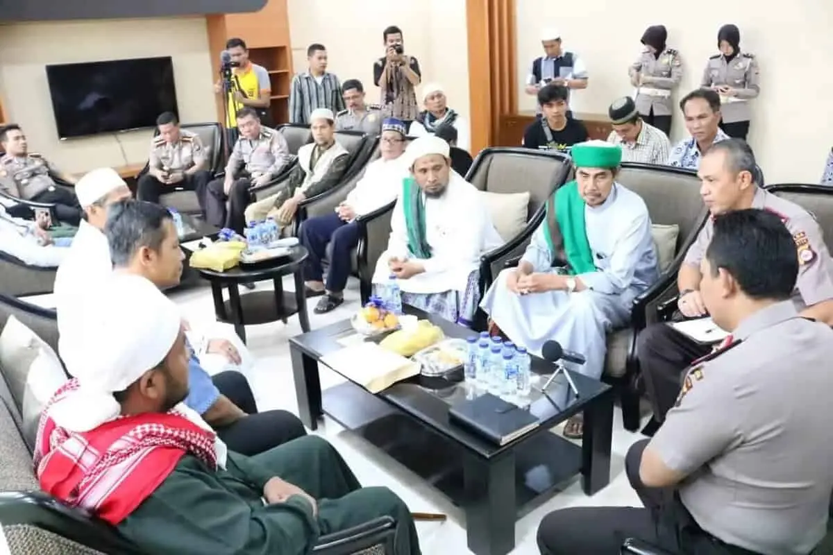 Terkait Isu Penodaan Agama, Ulama Banten Kunjungi Mapolda Banten Deklarasikan Anti Hoax Terkait Isu Penodaan Agama, Ulama Banten Kunjungi Mapolda Banten Deklarasikan Anti Hoax